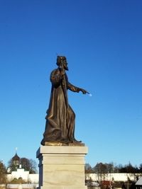 statue
