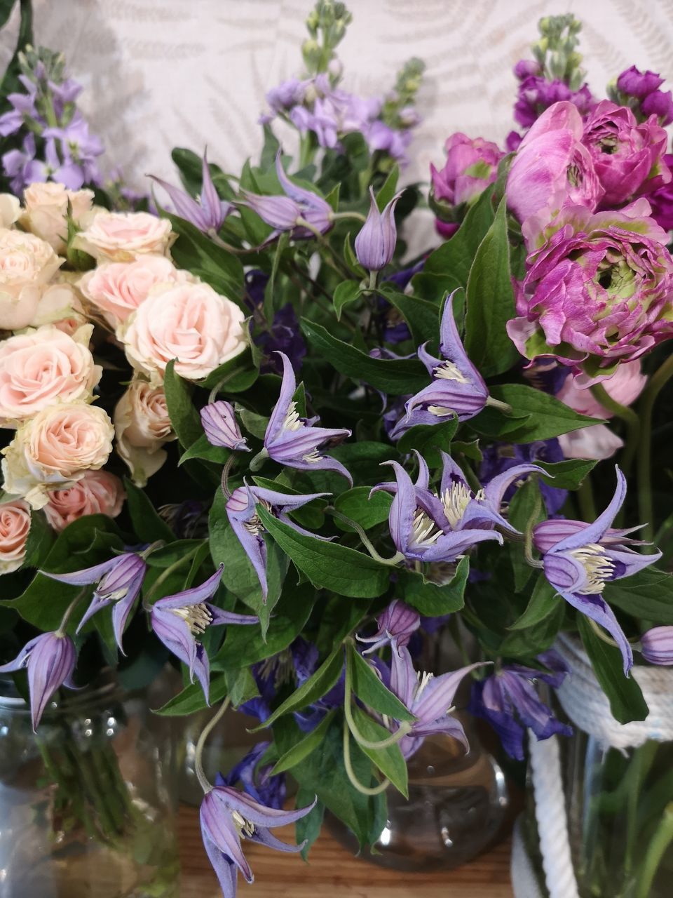 HIGH ANGLE VIEW OF PURPLE FLOWERING PLANTS IN VASE