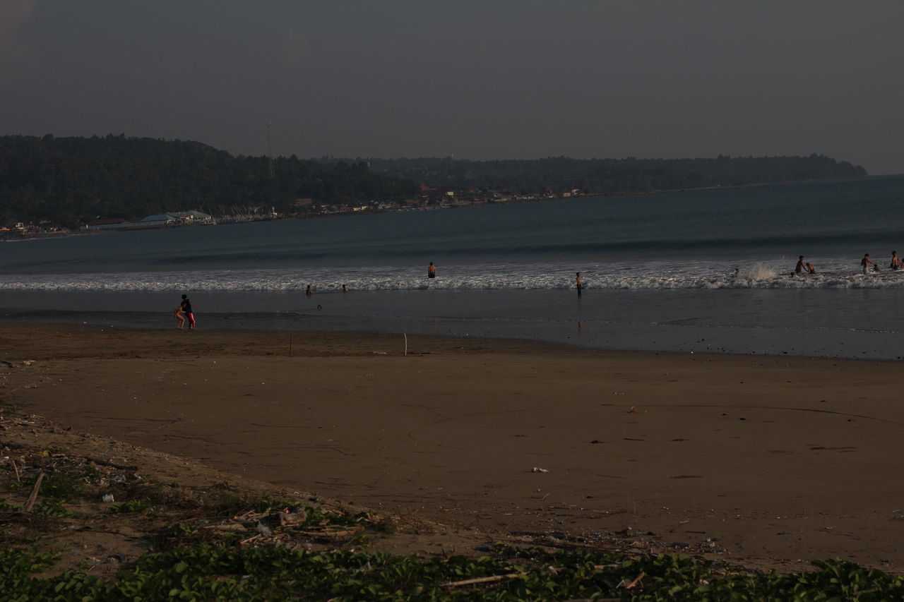 GROUP OF PEOPLE ON BEACH