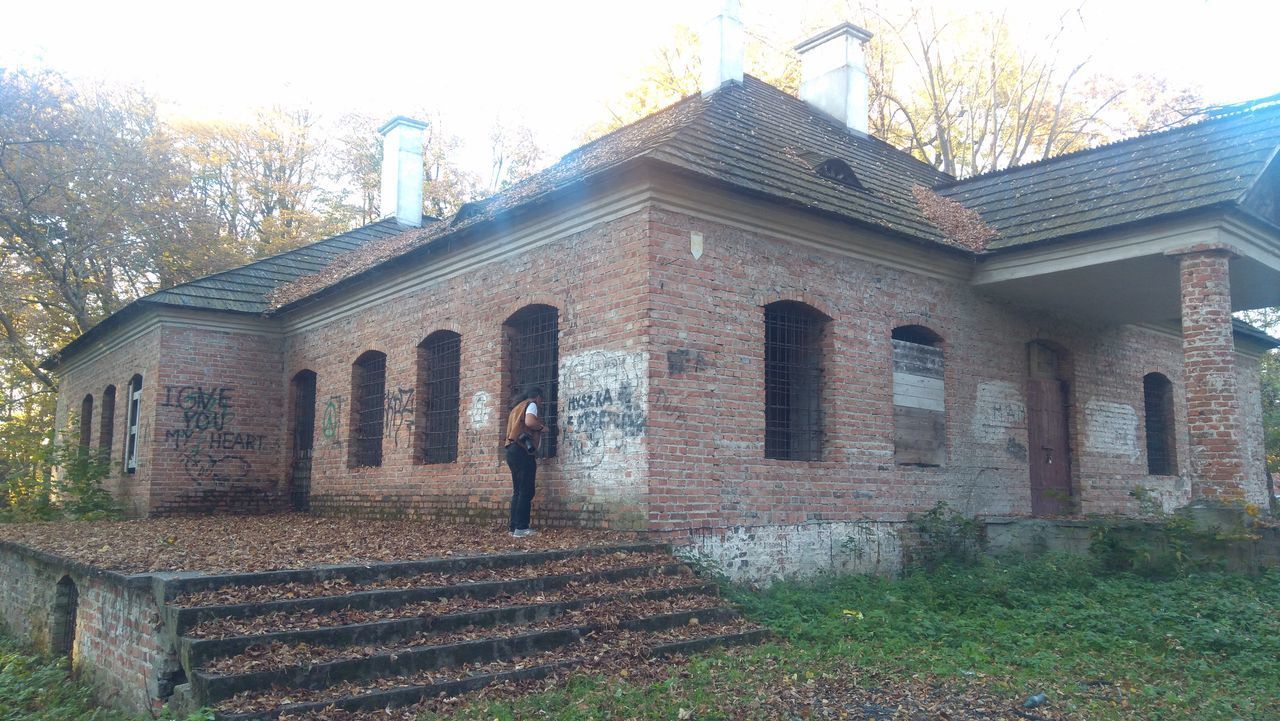 LOW ANGLE VIEW OF A BUILDING