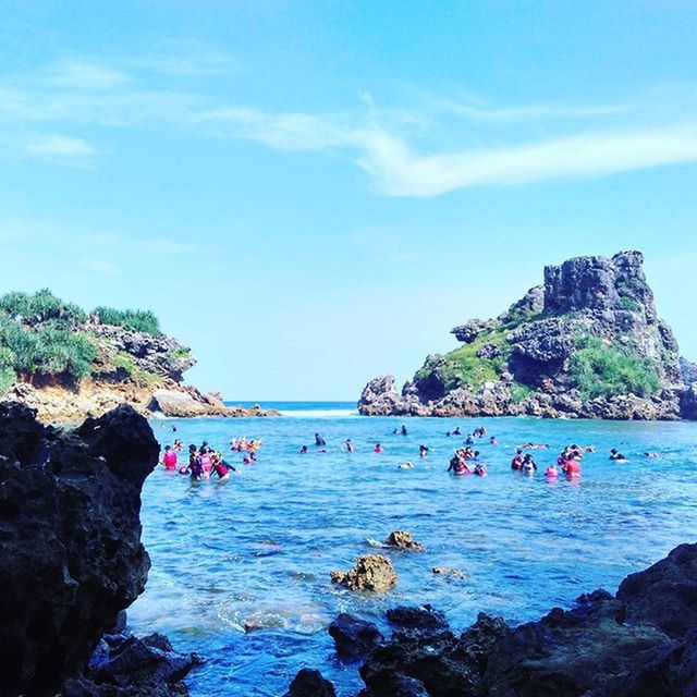 water, sea, beach, large group of people, scenics, vacations, beauty in nature, leisure activity, shore, rock - object, sky, horizon over water, rock formation, lifestyles, tranquil scene, nature, tranquility, tourist, person