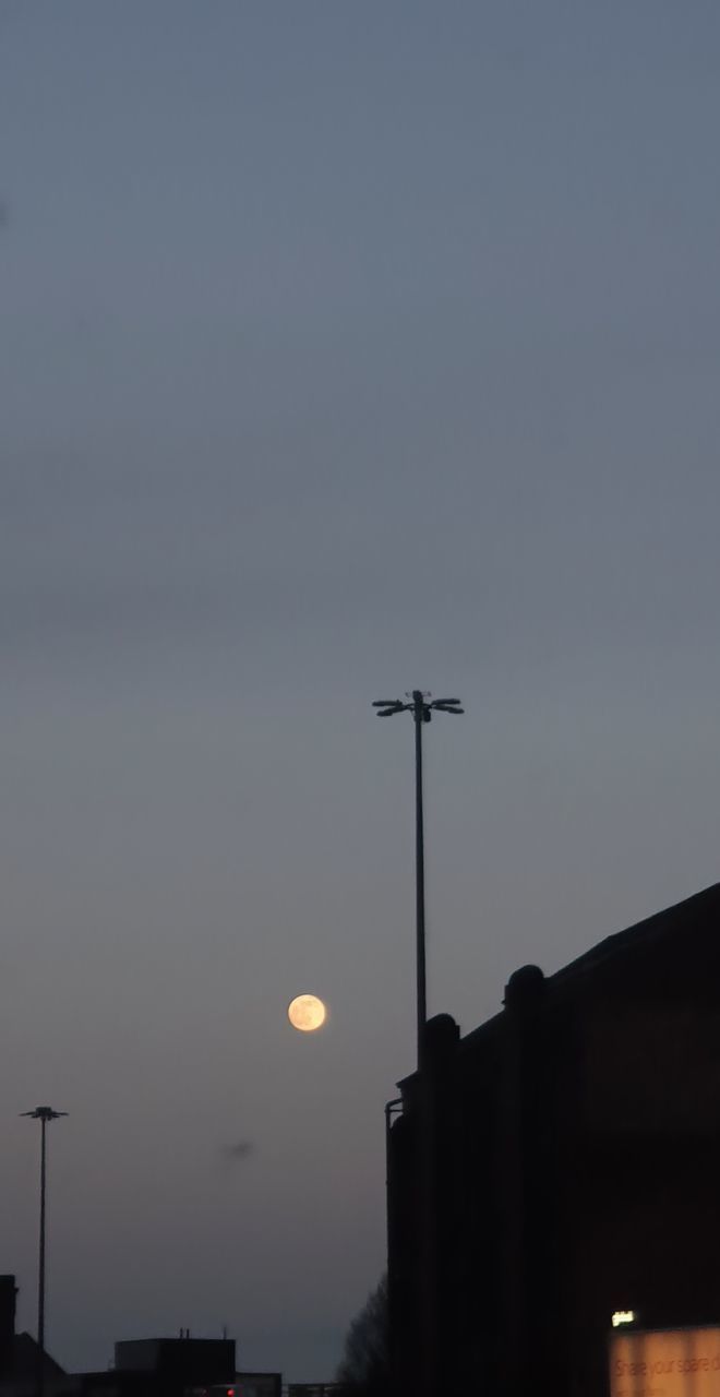 LOW ANGLE VIEW OF SILHOUETTE STREET LIGHT AGAINST SKY