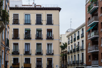 Picturesque view of moreria square in latina quarter in central madrid. old residential buildings