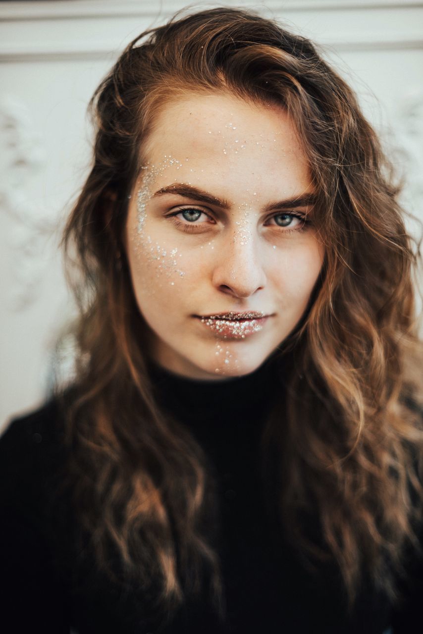 real people, indoors, young women, front view, one person, young adult, long hair, close-up, focus on foreground, lifestyles, looking at camera, portrait, beautiful woman, day