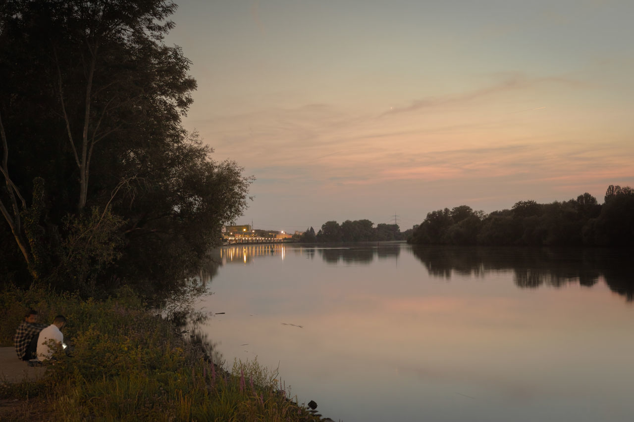 SCENIC VIEW OF LAKE AGAINST SKY AT SUNSET