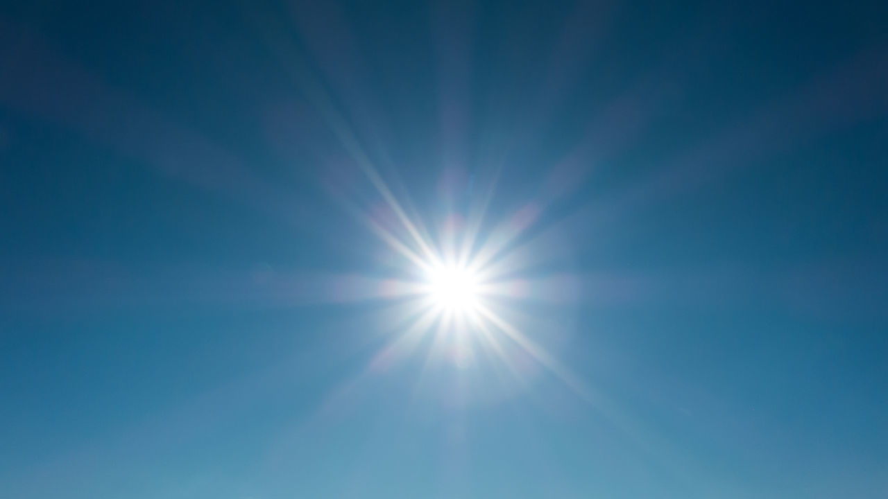 LOW ANGLE VIEW OF SUN SHINING ON SUNNY DAY