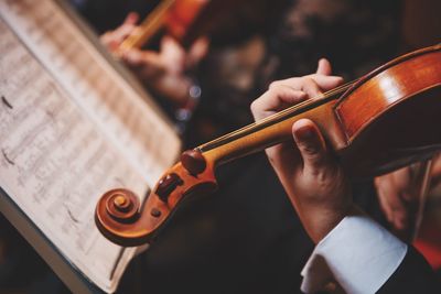 Cropped hand of man playing violin