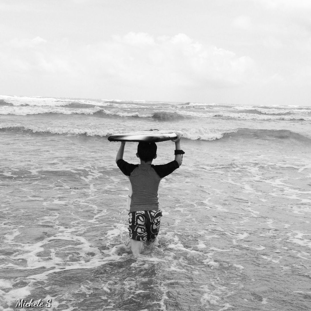 sea, water, beach, standing, lifestyles, rear view, full length, leisure activity, shore, sky, horizon over water, walking, sand, wave, tranquil scene, nature, tranquility, casual clothing