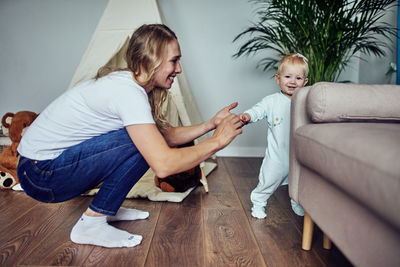 The first steps of the child at the sofa.