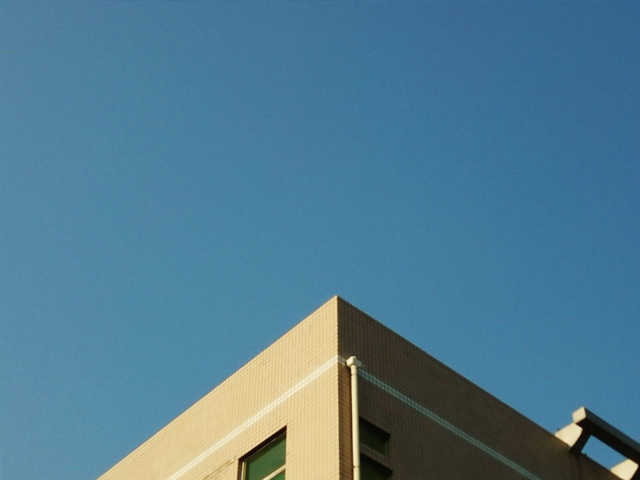 LOW ANGLE VIEW OF BUILT STRUCTURE AGAINST CLEAR BLUE SKY