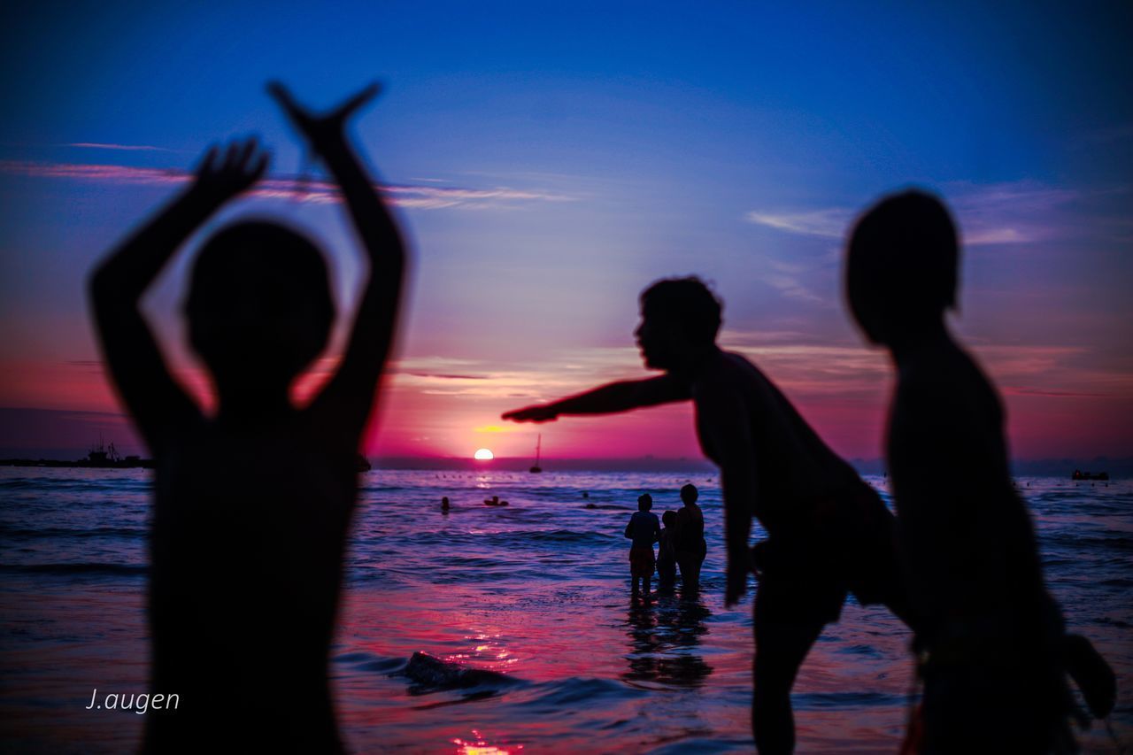 SILHOUETTE PEOPLE ON BEACH AGAINST SKY DURING SUNSET