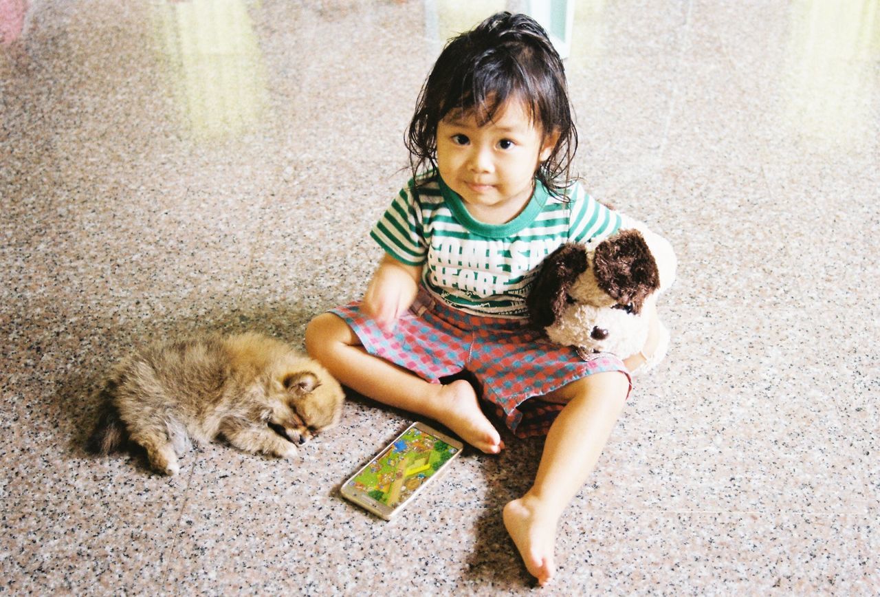 YOUNG WOMAN WITH PUPPY SITTING IN A MOUTH