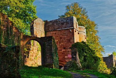 Old ruin building against sky