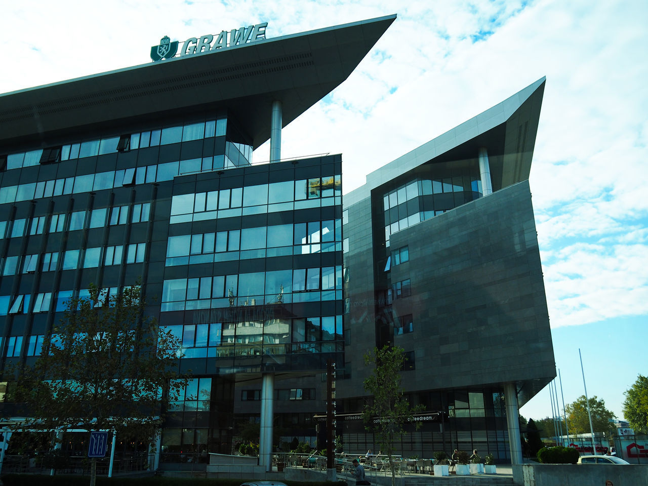 LOW ANGLE VIEW OF BUILDINGS AGAINST SKY