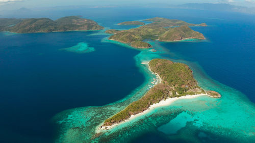 Aerial view tropical islands with blue lagoons, coral reef and sandy beach. palawan, philippines. 
