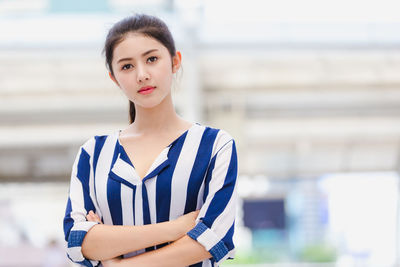 Portrait of a beautiful young woman standing outdoors