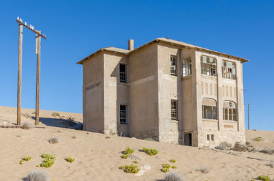 Abandoned house in desert at former german mining town kolmanskop near luderitz, namibia