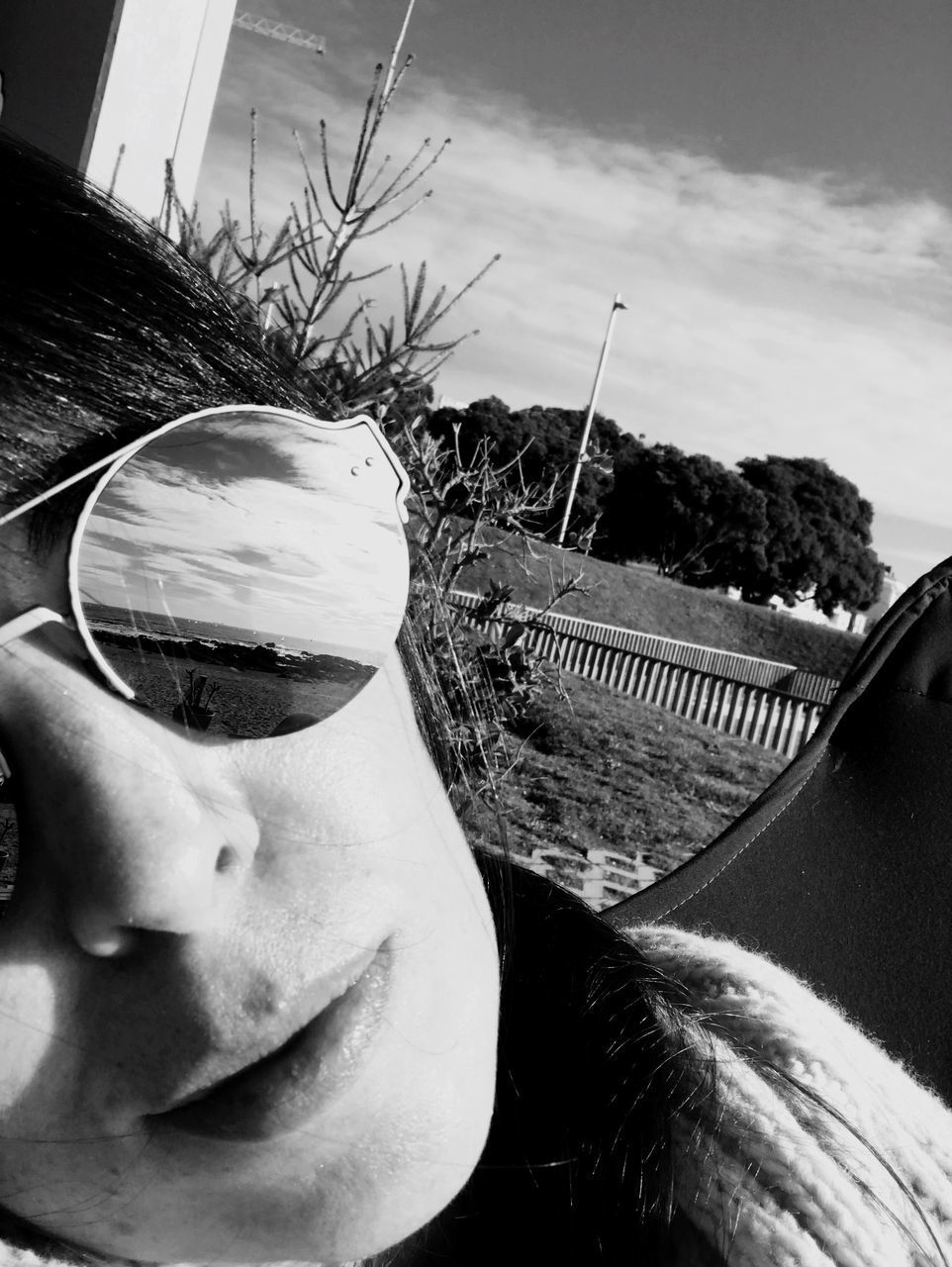 CLOSE-UP PORTRAIT OF MAN WEARING SUNGLASSES AGAINST TREES