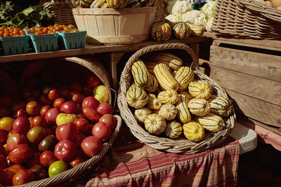 Heirloom tomatoes and winter squash at a farmers market in copley square, boston, massachusetts. 