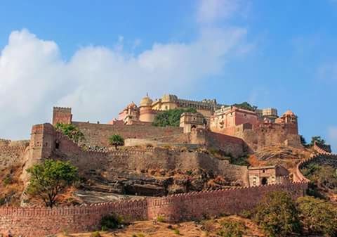 PANORAMIC VIEW OF CASTLE AGAINST CLOUDY SKY