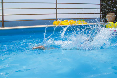 Water splashing in swimming pool