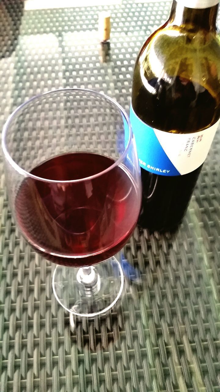 CLOSE-UP OF DRINK IN GLASS ON TABLE