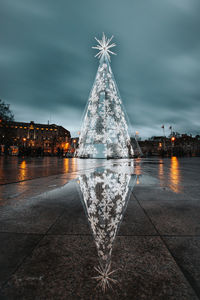 19.12.2021 - vilnius. a christmas tree made of white lights in the senamiestis eldership area 