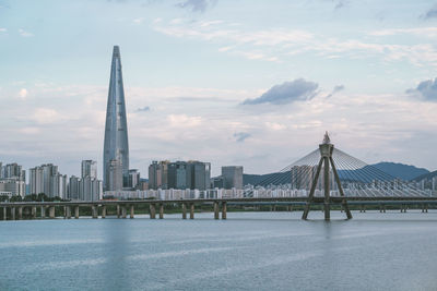 Golden gate bridge over river against sky in city