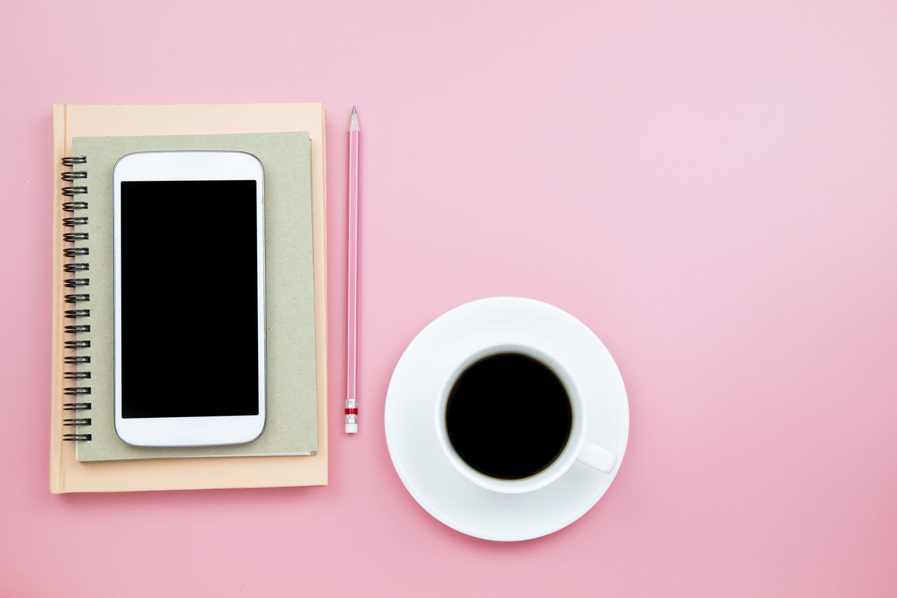 DIRECTLY ABOVE SHOT OF COFFEE CUP ON TABLE AGAINST WHITE BACKGROUND