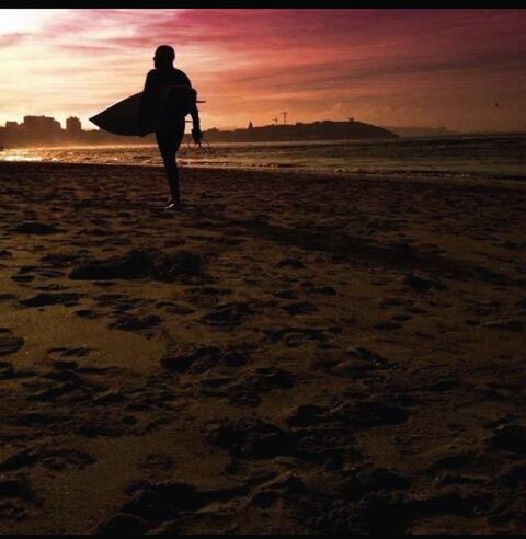 beach, sunset, lifestyles, sand, leisure activity, sea, full length, silhouette, tranquil scene, shore, standing, walking, men, sky, tranquility, scenics, vacations, beauty in nature