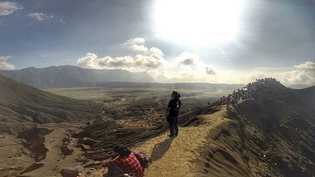 leisure activity, mountain, lifestyles, sky, landscape, sunlight, men, tranquil scene, sunbeam, tranquility, full length, sun, scenics, mountain range, nature, lens flare, hiking, beauty in nature