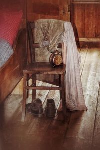 Table and chairs in room