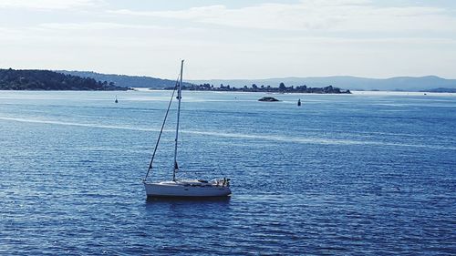 Sailboat in sea against sky