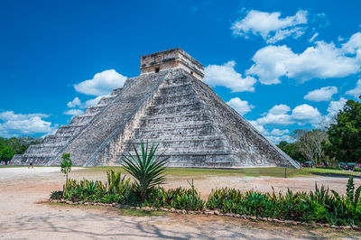 Temple also called el castillo, symbol of chichen itzà, an unesco world heritage site in mexico. 