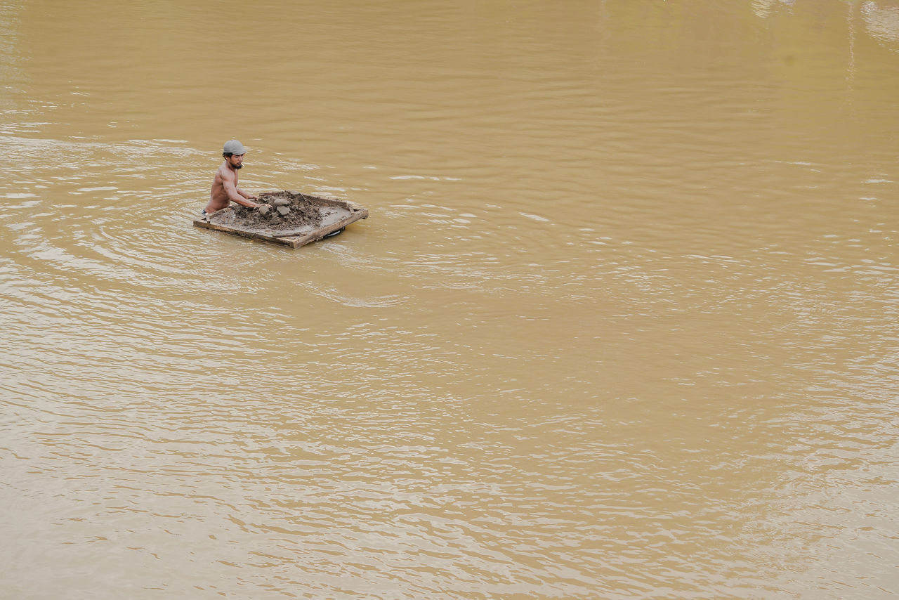 HIGH ANGLE VIEW OF DUCK SWIMMING ON LAKE