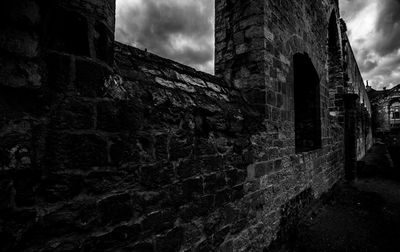 Old ruin building against sky