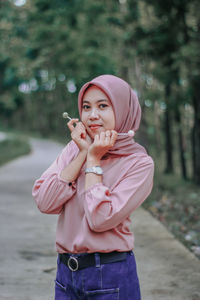 Portrait of a beautiful young woman standing outdoors