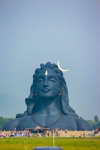 Statue of people against the sky