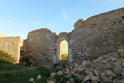 Old ruin building against sky