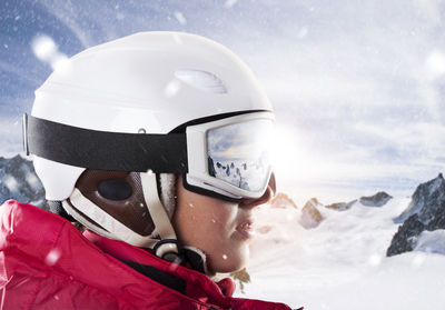 Close-up of man wearing sunglasses against sky