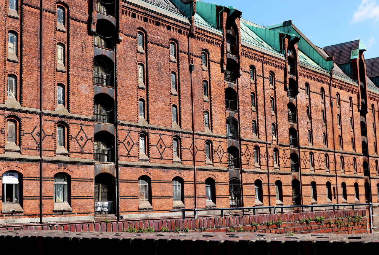 LOW ANGLE VIEW OF OLD BUILDING AGAINST SKY