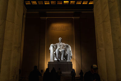 Abraham lincoln memorial statue at night
