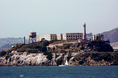 Alcatraz island in san francisco bay against sky