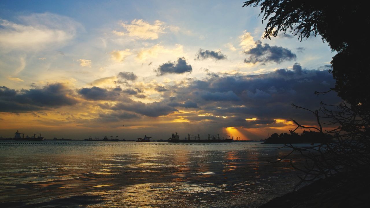 sunset, water, sky, scenics, tranquil scene, beauty in nature, tranquility, cloud - sky, silhouette, sea, reflection, waterfront, orange color, idyllic, nature, cloud, tree, cloudy, dramatic sky, outdoors