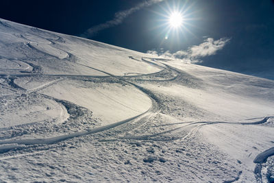 Tiefschneespuren am nebelhorn im gegenlicht