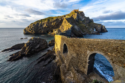 Scenic bridge connecting san juan de gaztelugatxe with the mainland, bermeo, basque country, spain