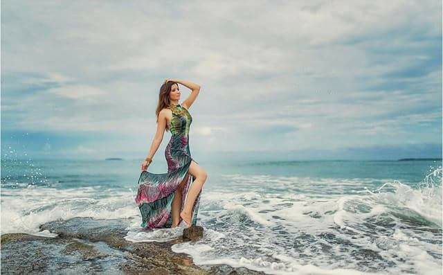 sea, water, sky, horizon over water, beach, lifestyles, young adult, leisure activity, cloud - sky, shore, scenics, full length, young women, standing, beauty in nature, wave, tranquil scene, vacations