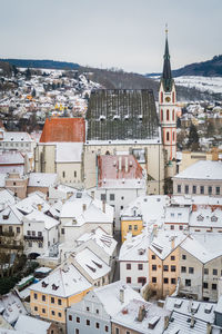 Winter view old town of cesky krumlov and church in cesky krumlov, czech republic