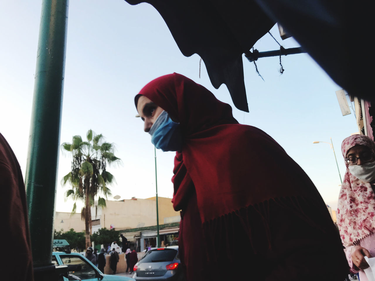 SIDE VIEW OF MAN STANDING AGAINST CAR AGAINST SKY