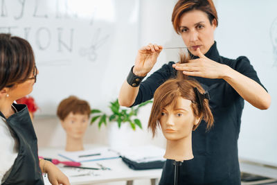 Haircutting class - practice lessons for hairdressers